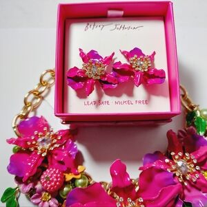 NWT Betsey Johnson Hibiscus Pink Floral Necklace & Earrings Set.